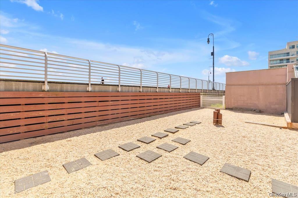 100 W Broadway 1e Property Photo 20