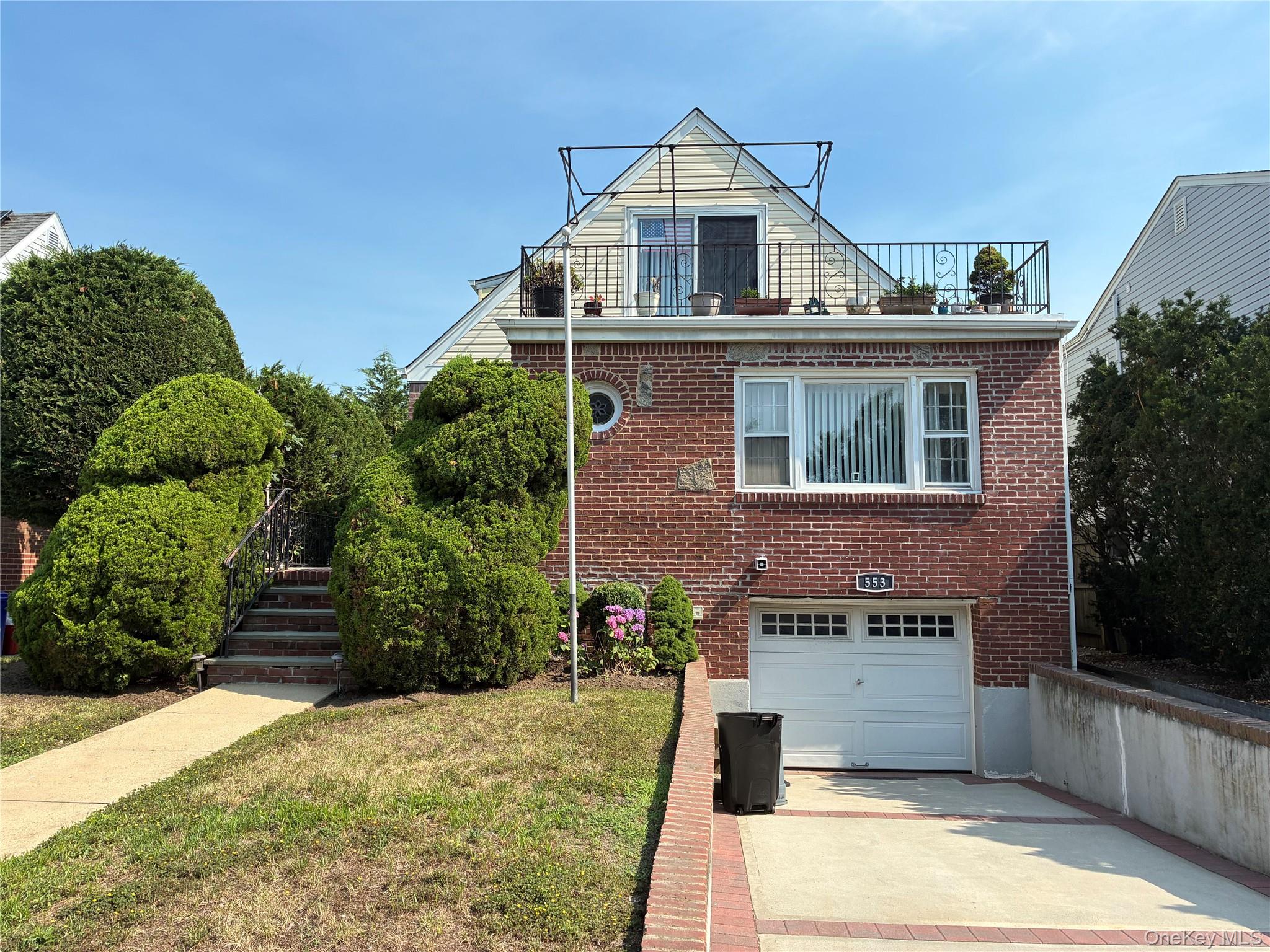 553 W Beech Street Property Photo 1