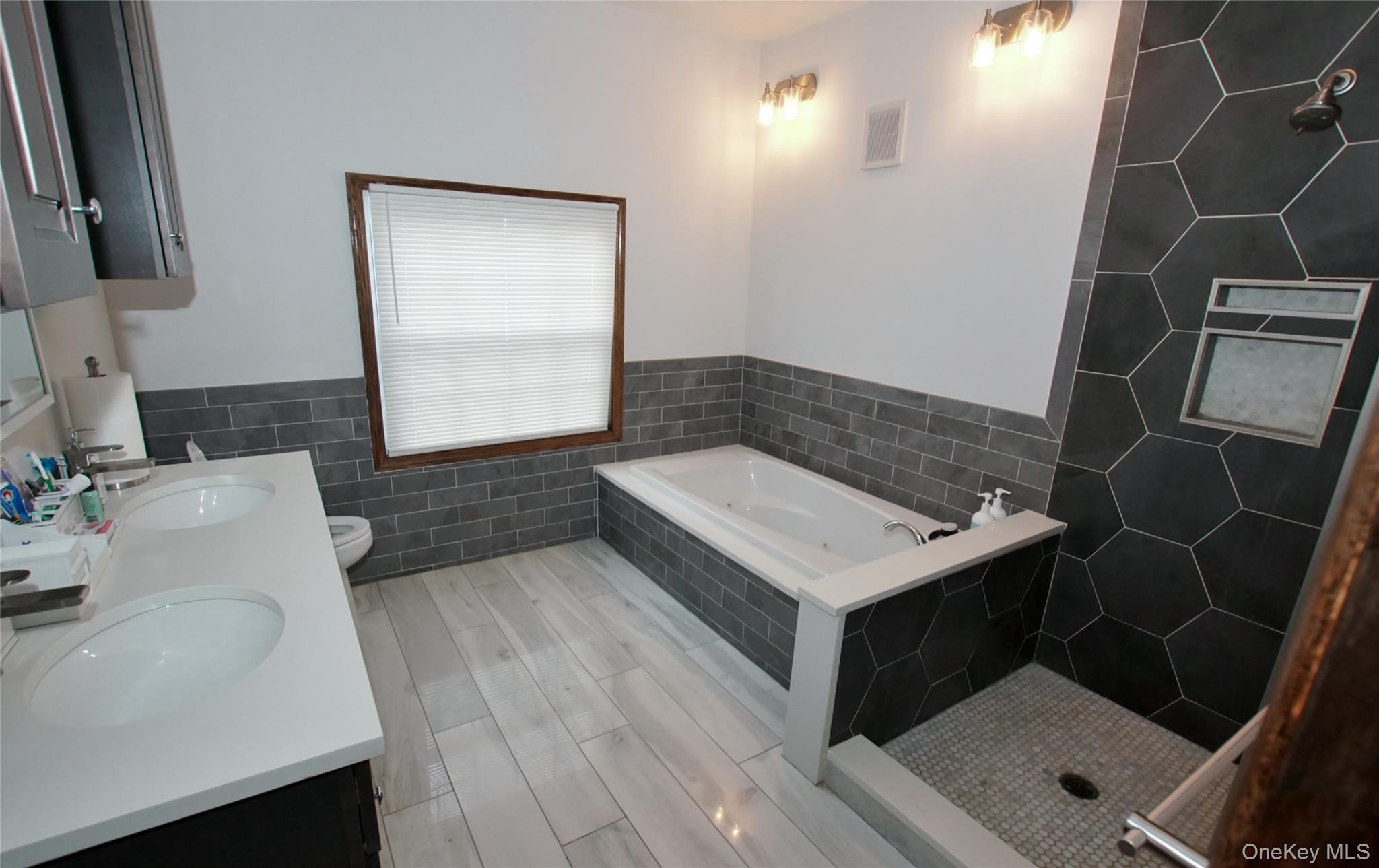 278 S Long Beach Avenue Property Photo 20