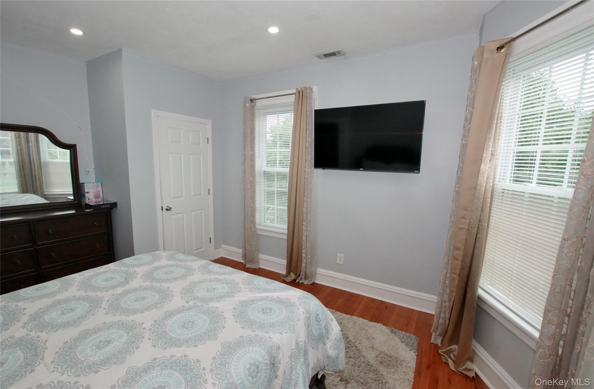 278 S Long Beach Avenue Property Photo 30