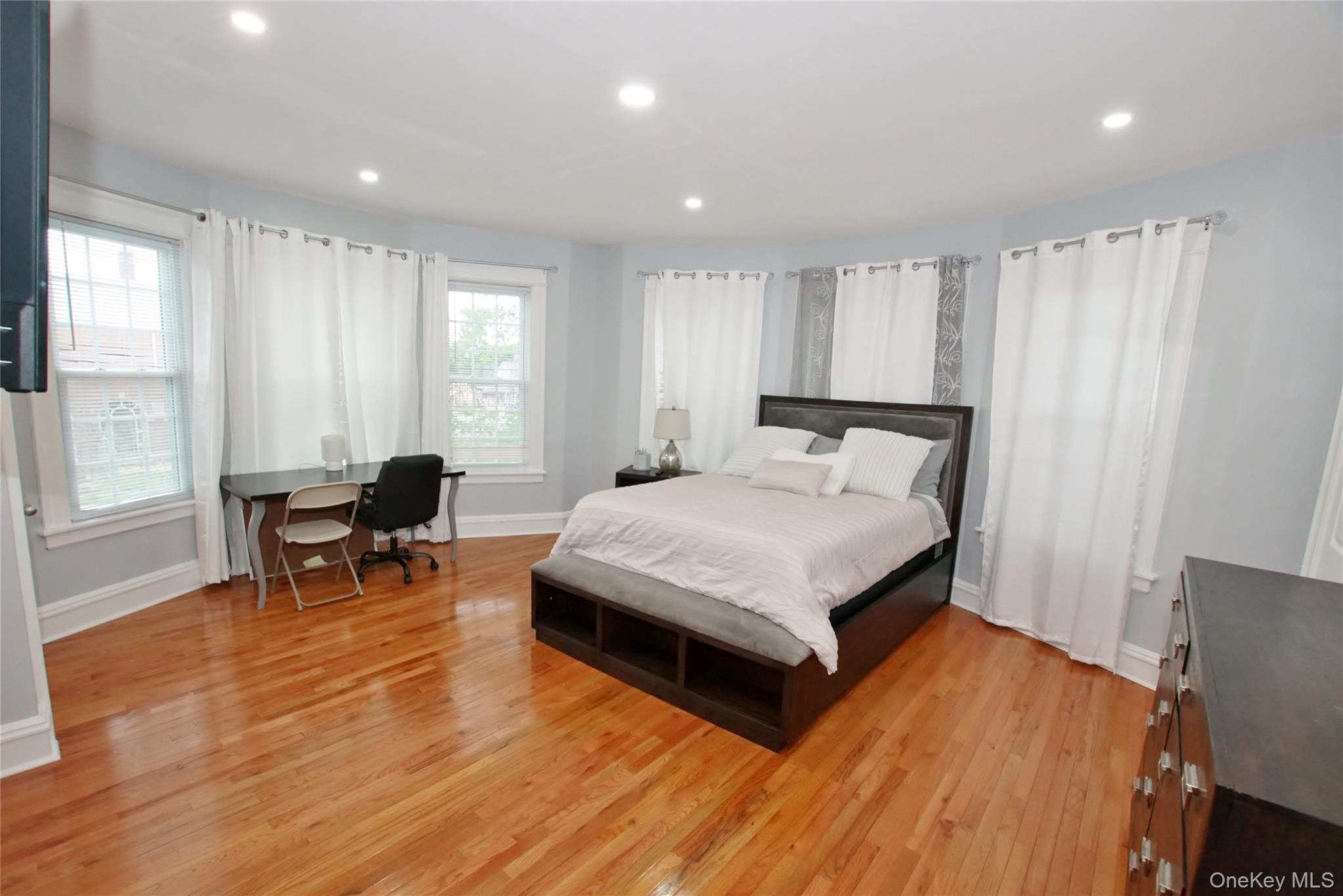 278 S Long Beach Avenue Property Photo 32