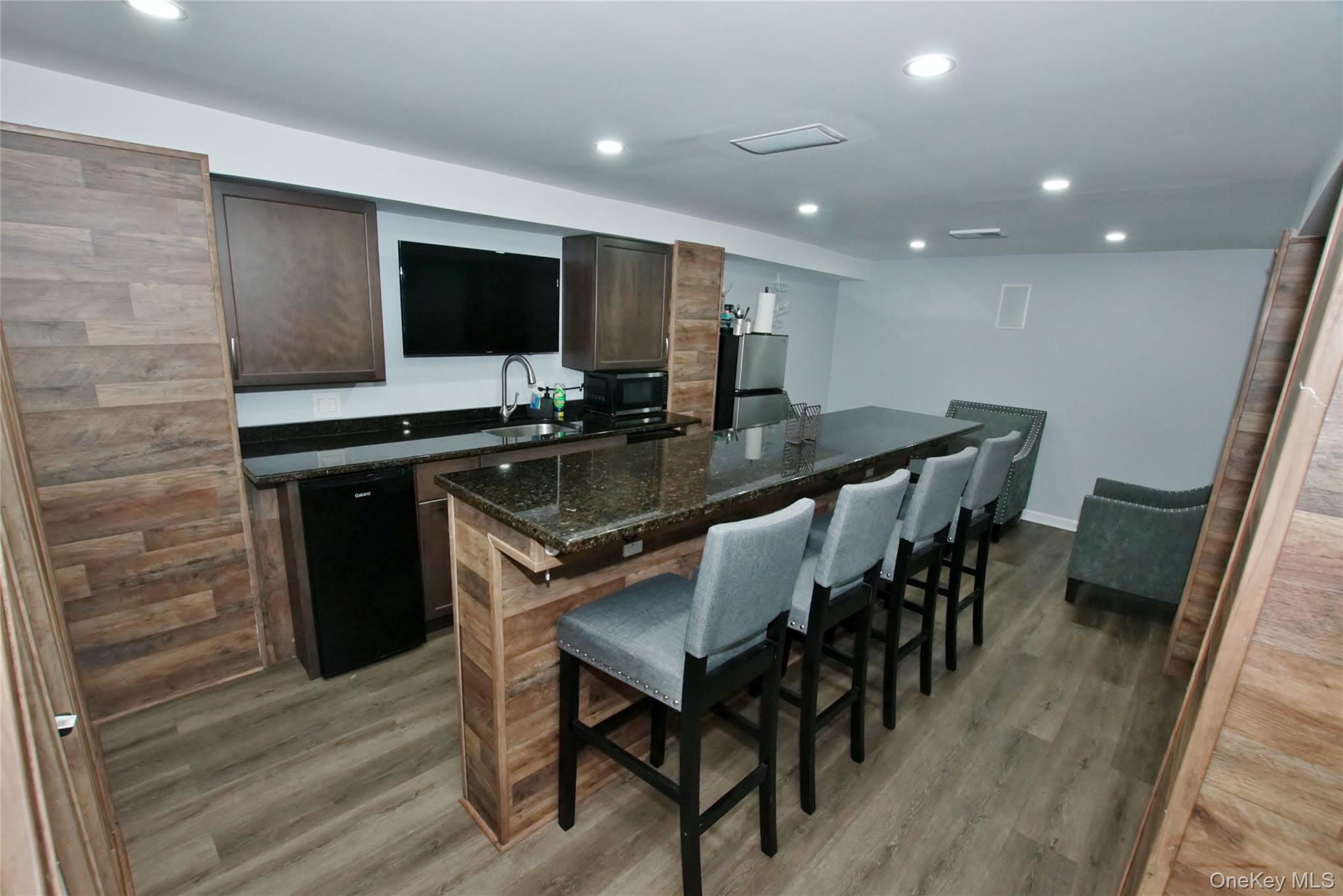 278 S Long Beach Avenue Property Photo 42