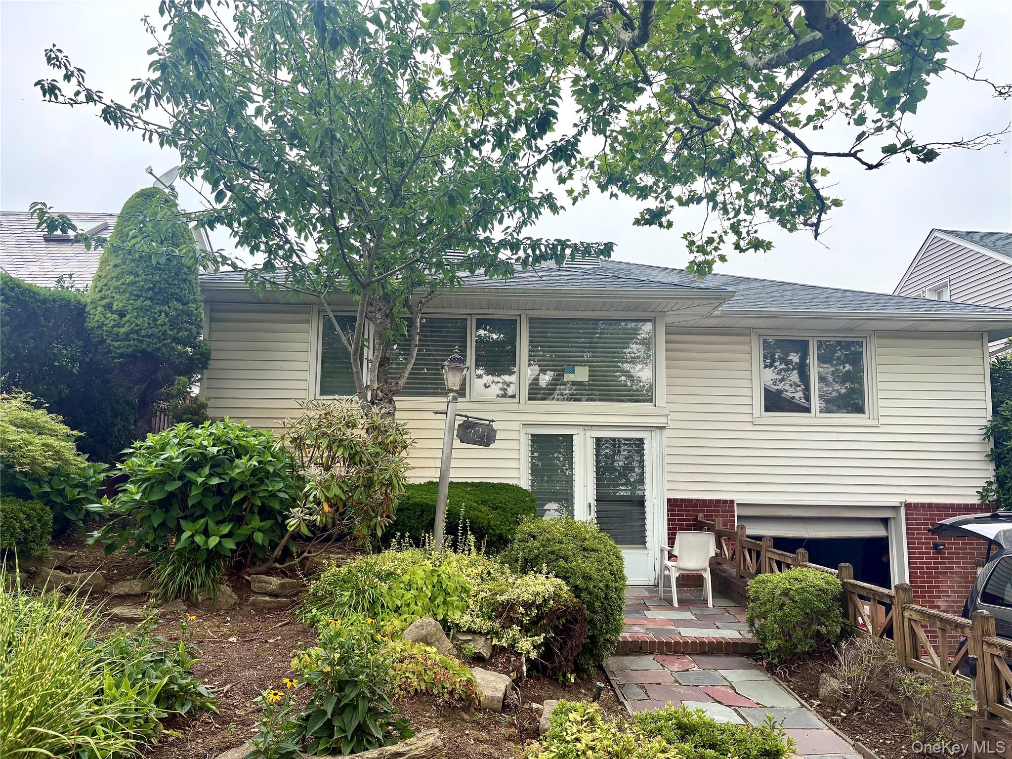 421 W Beech Street Property Photo 1