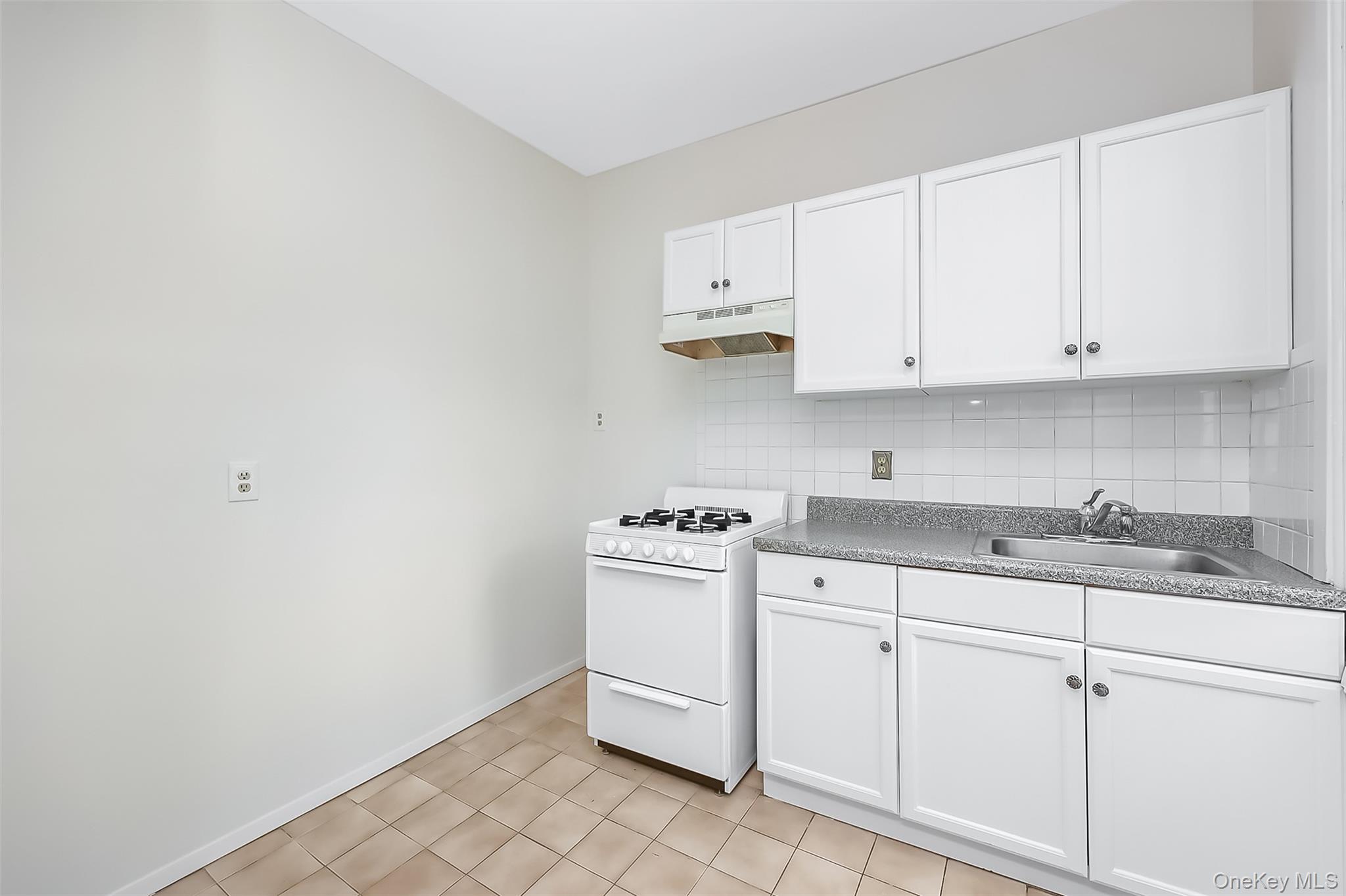 22-12/14 126th Street Property Photo 6