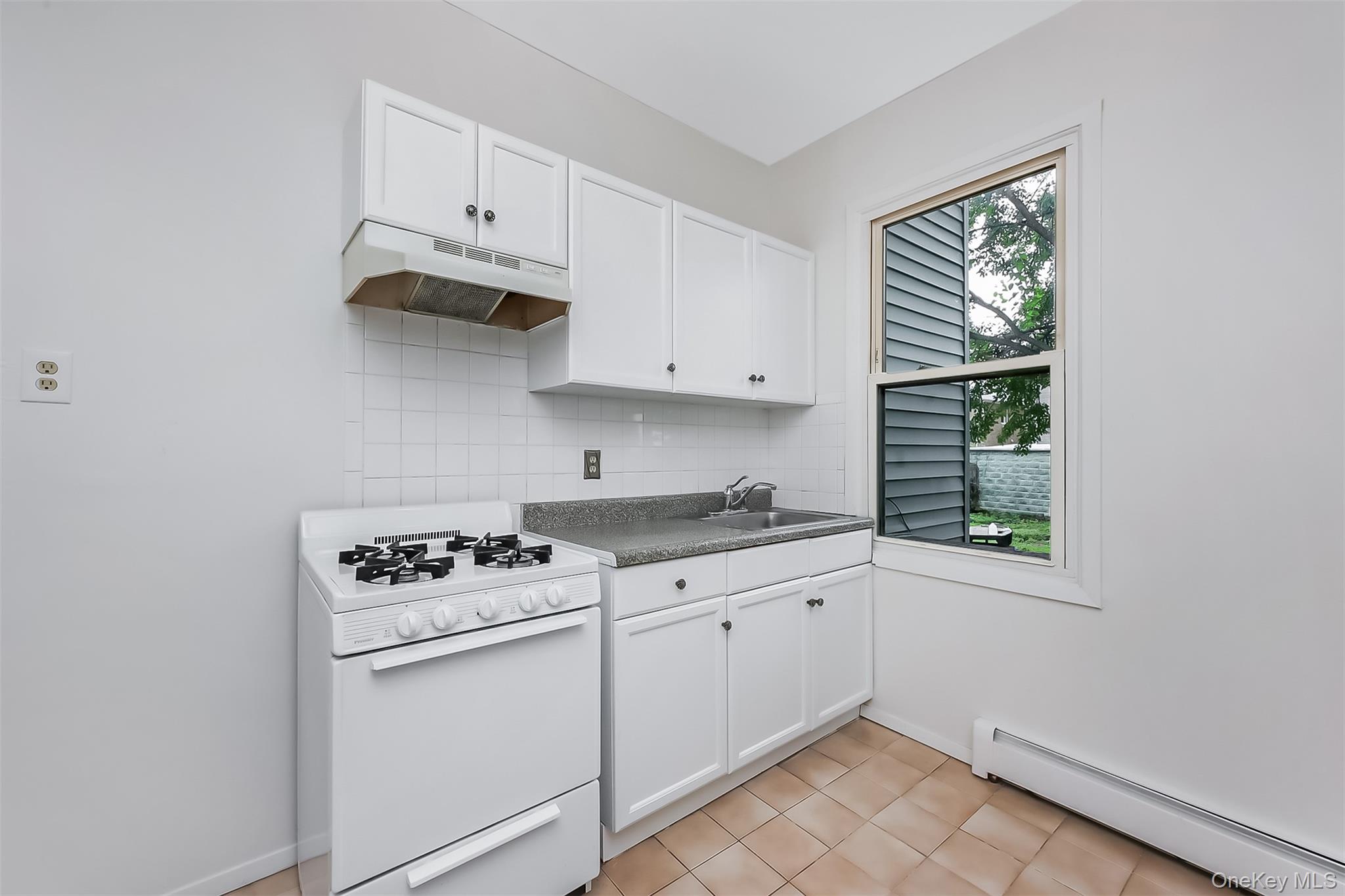 22-12/14 126th Street Property Photo 7
