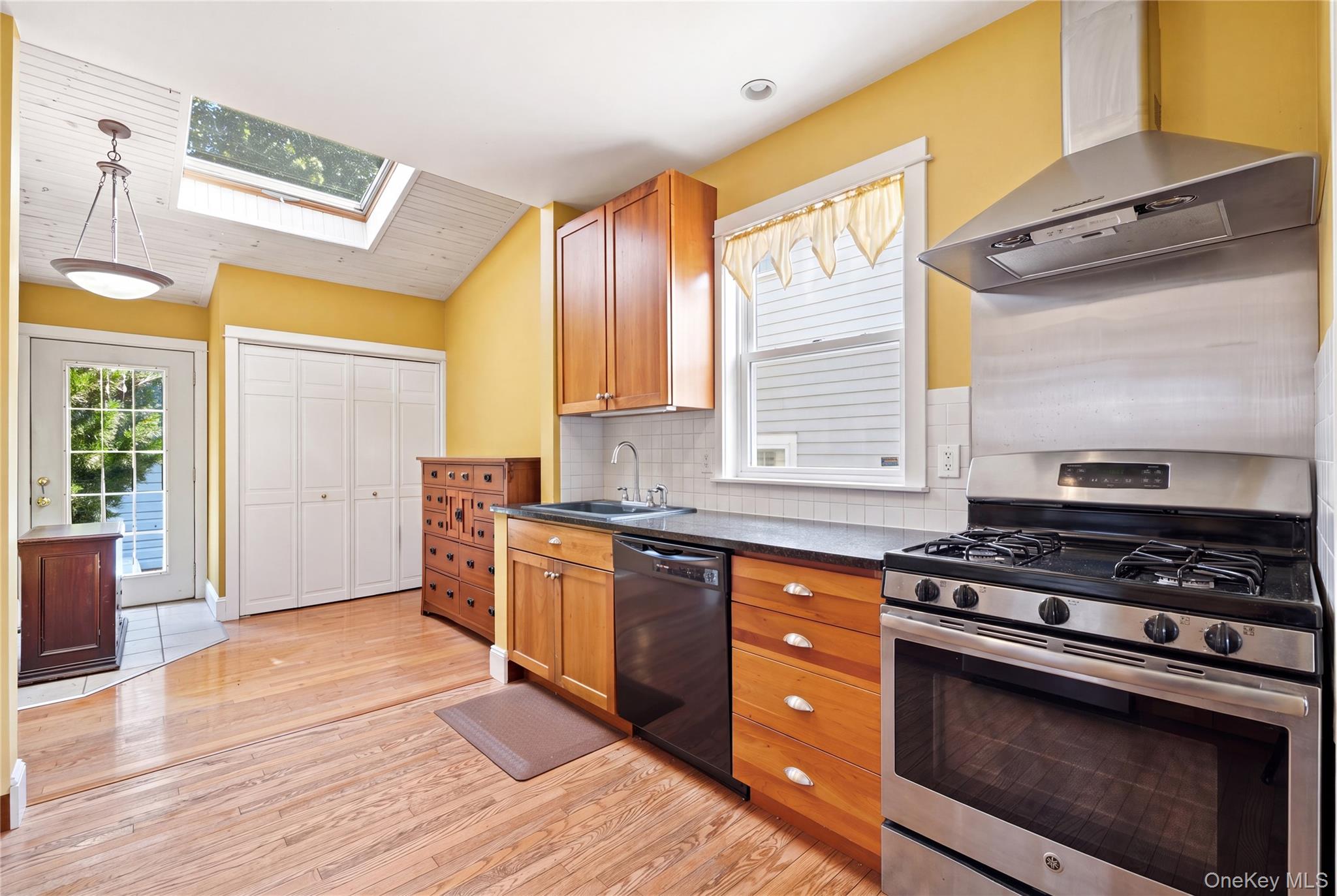 100 Elm Street Property Photo 11