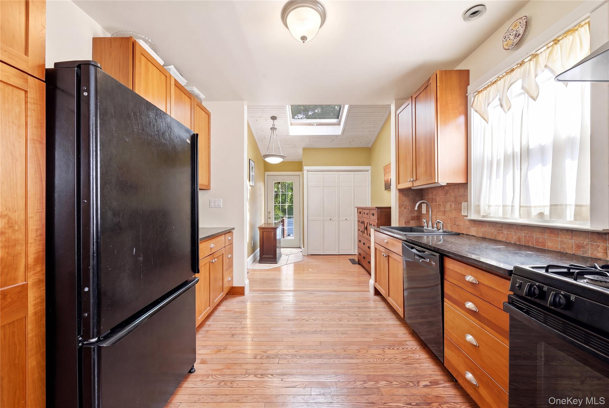 100 Elm Street Property Photo 14