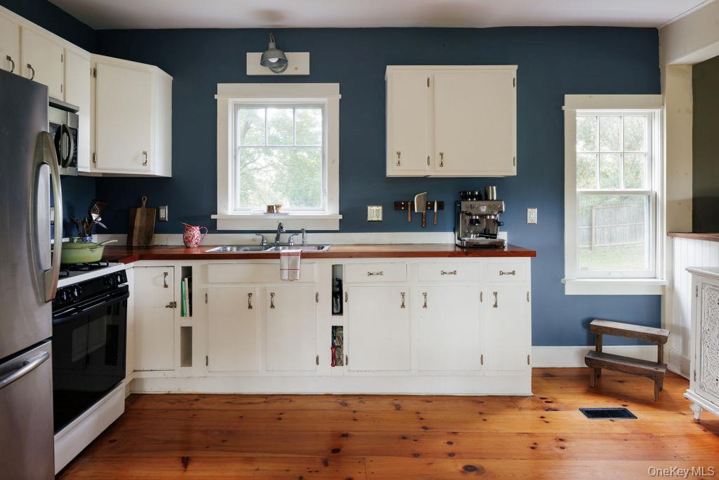 215 Moore Road Property Photo 10