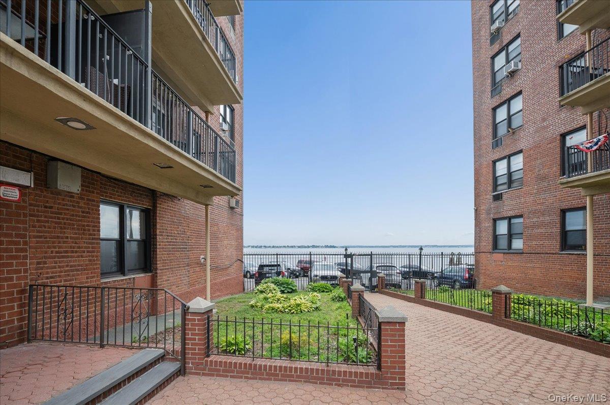 1130 Stadium Avenue 1j Property Photo 1