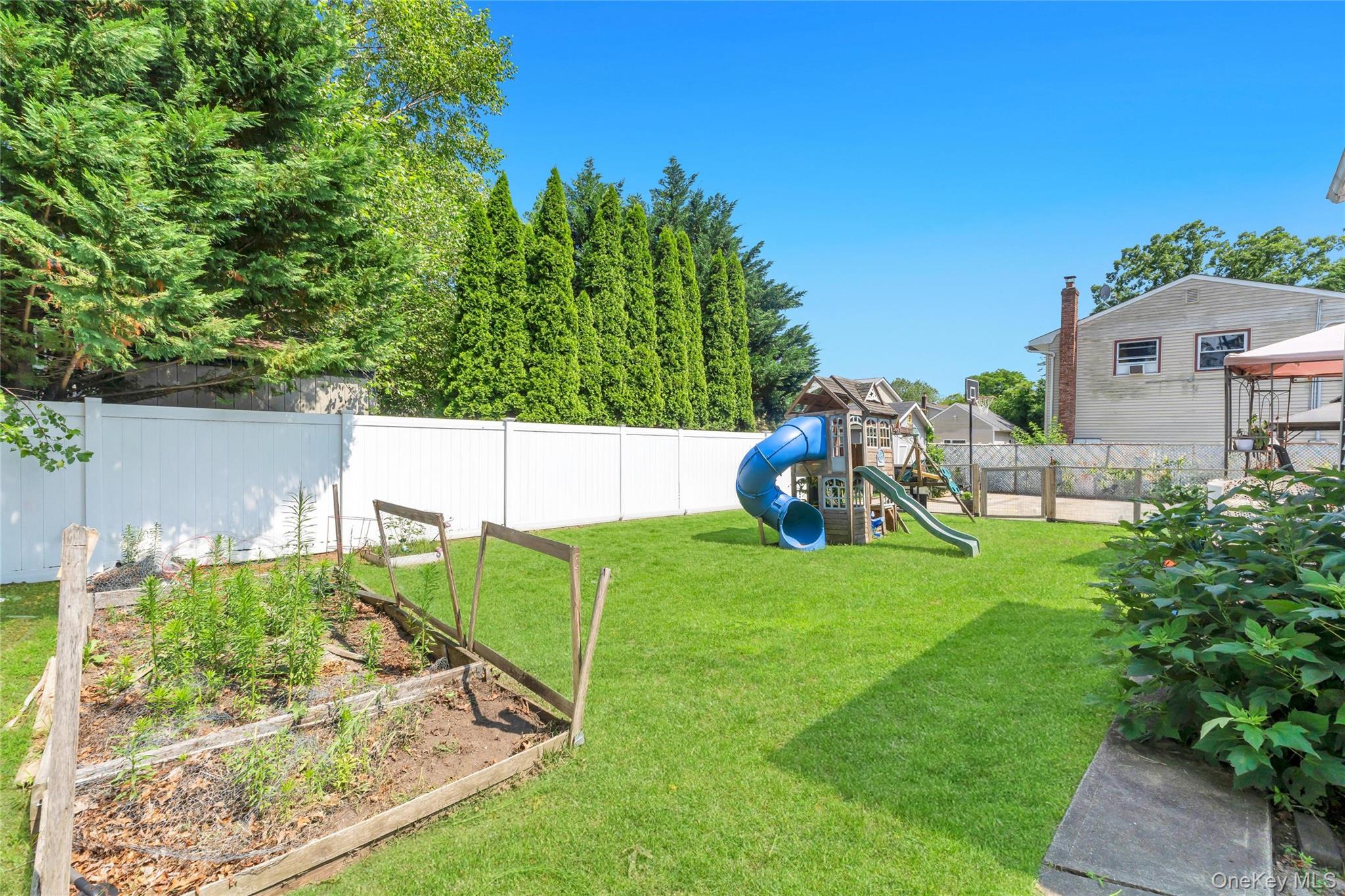 437 Commack Road Property Photo 5