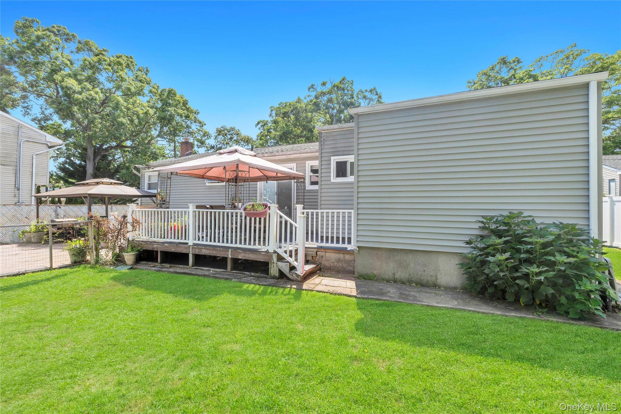 437 Commack Road Property Photo 7