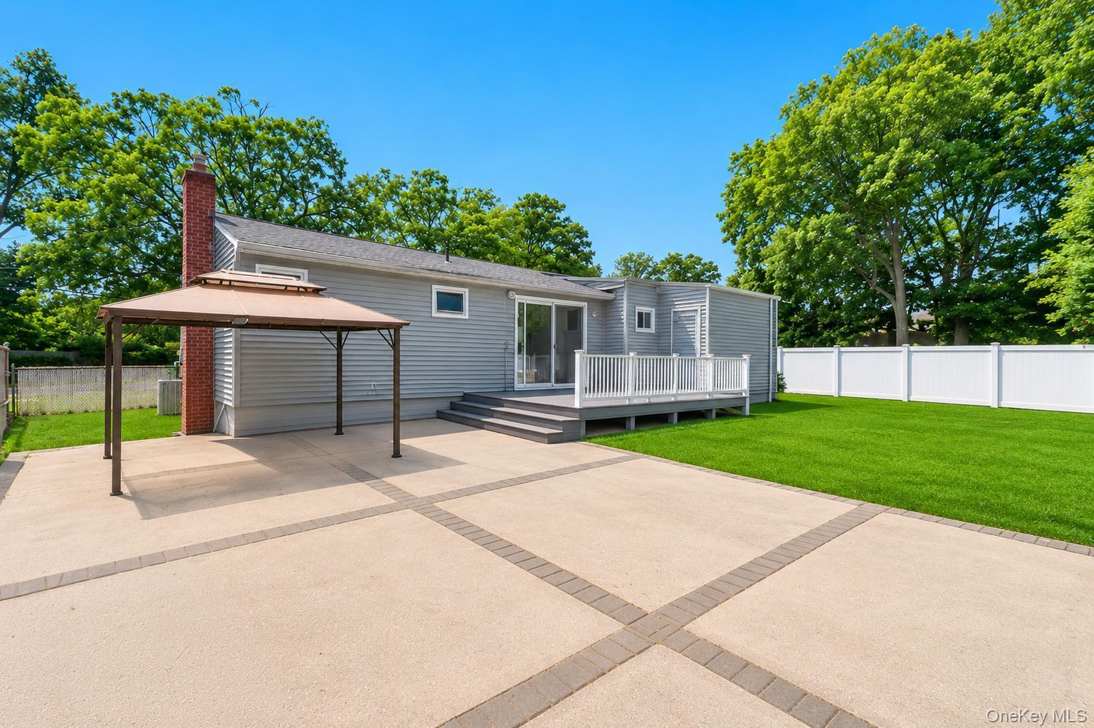 437 Commack Road Property Photo 10
