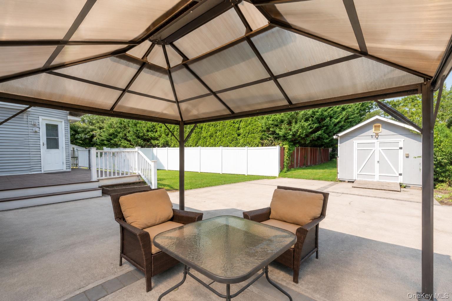 437 Commack Road Property Photo 11
