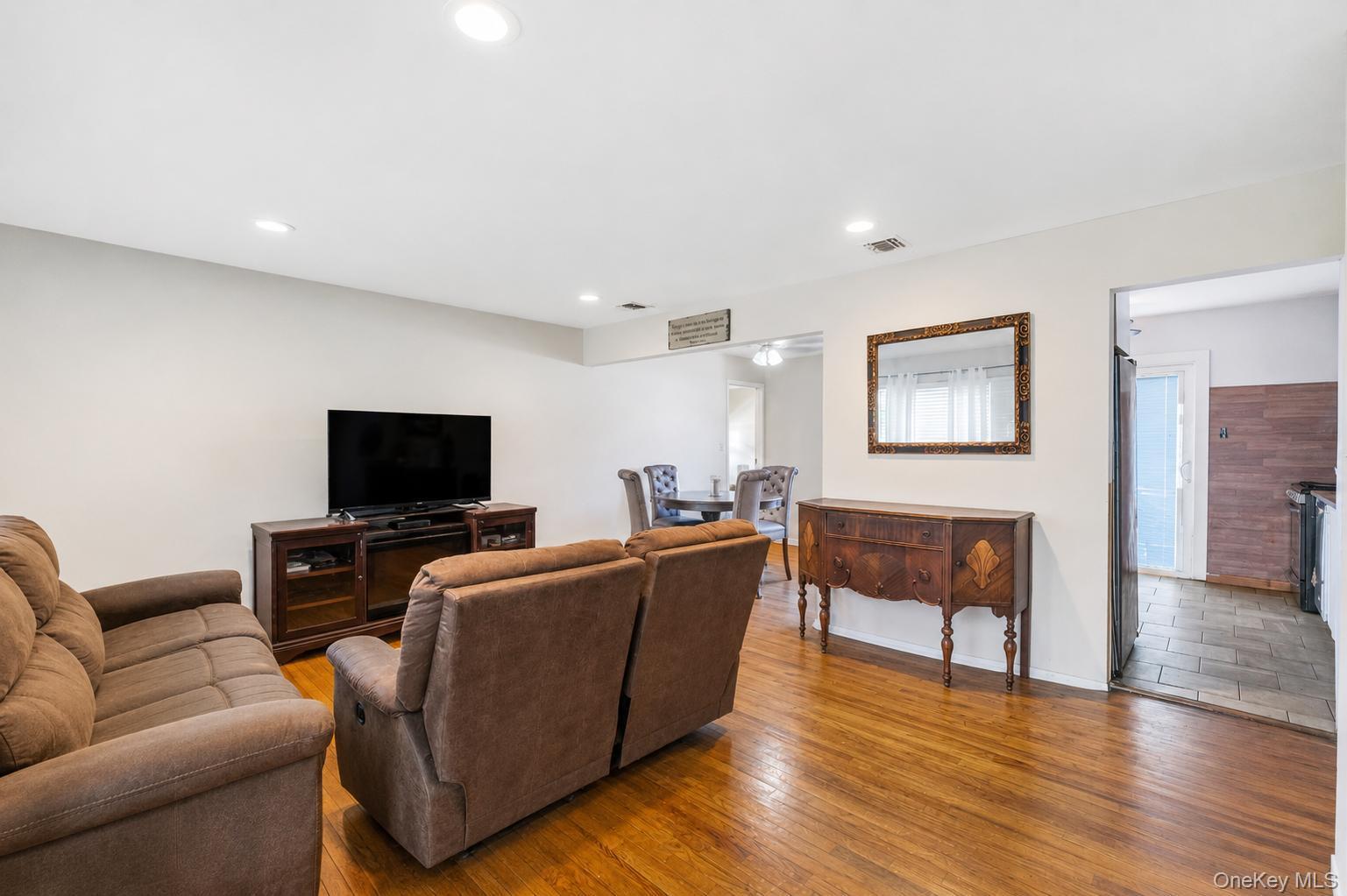 437 Commack Road Property Photo 13