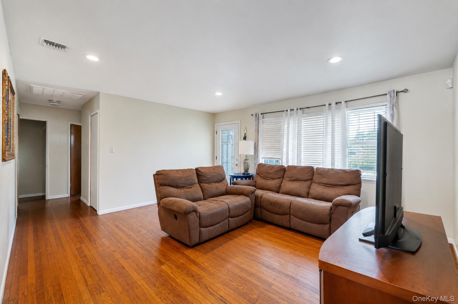 437 Commack Road Property Photo 14