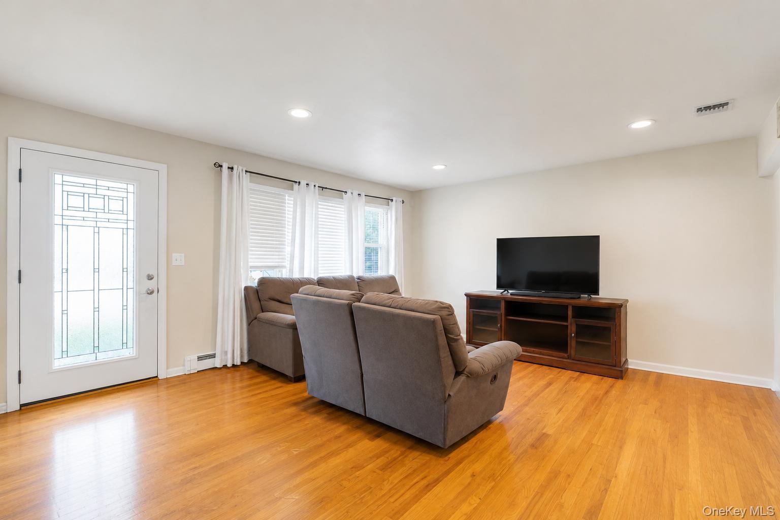 437 Commack Road Property Photo 15