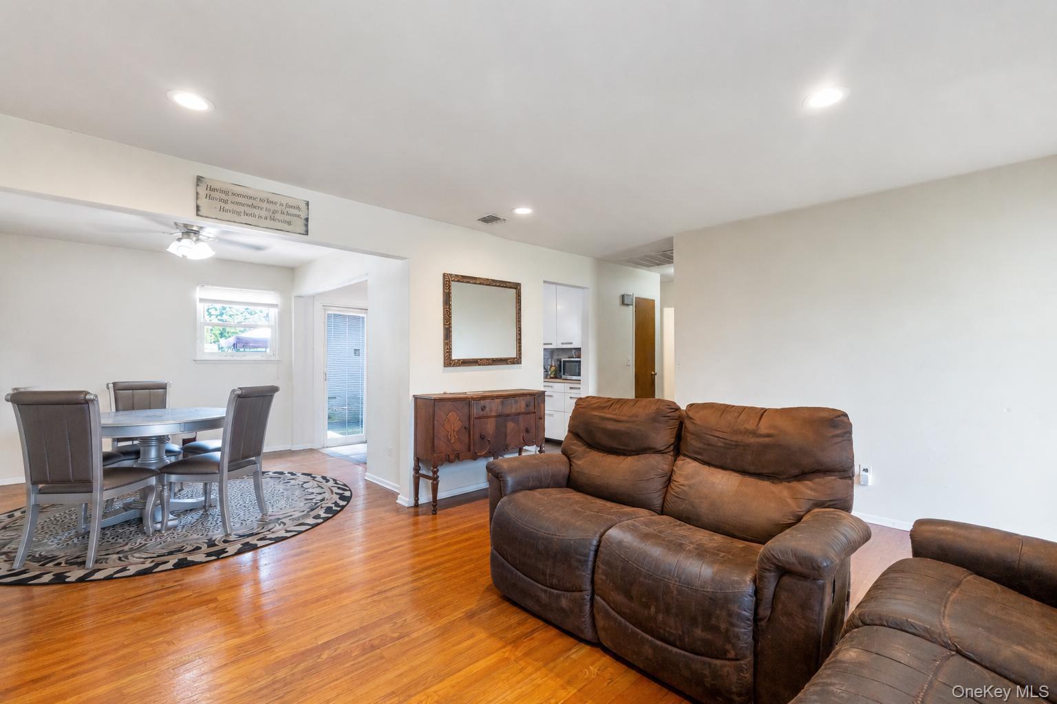 437 Commack Road Property Photo 16