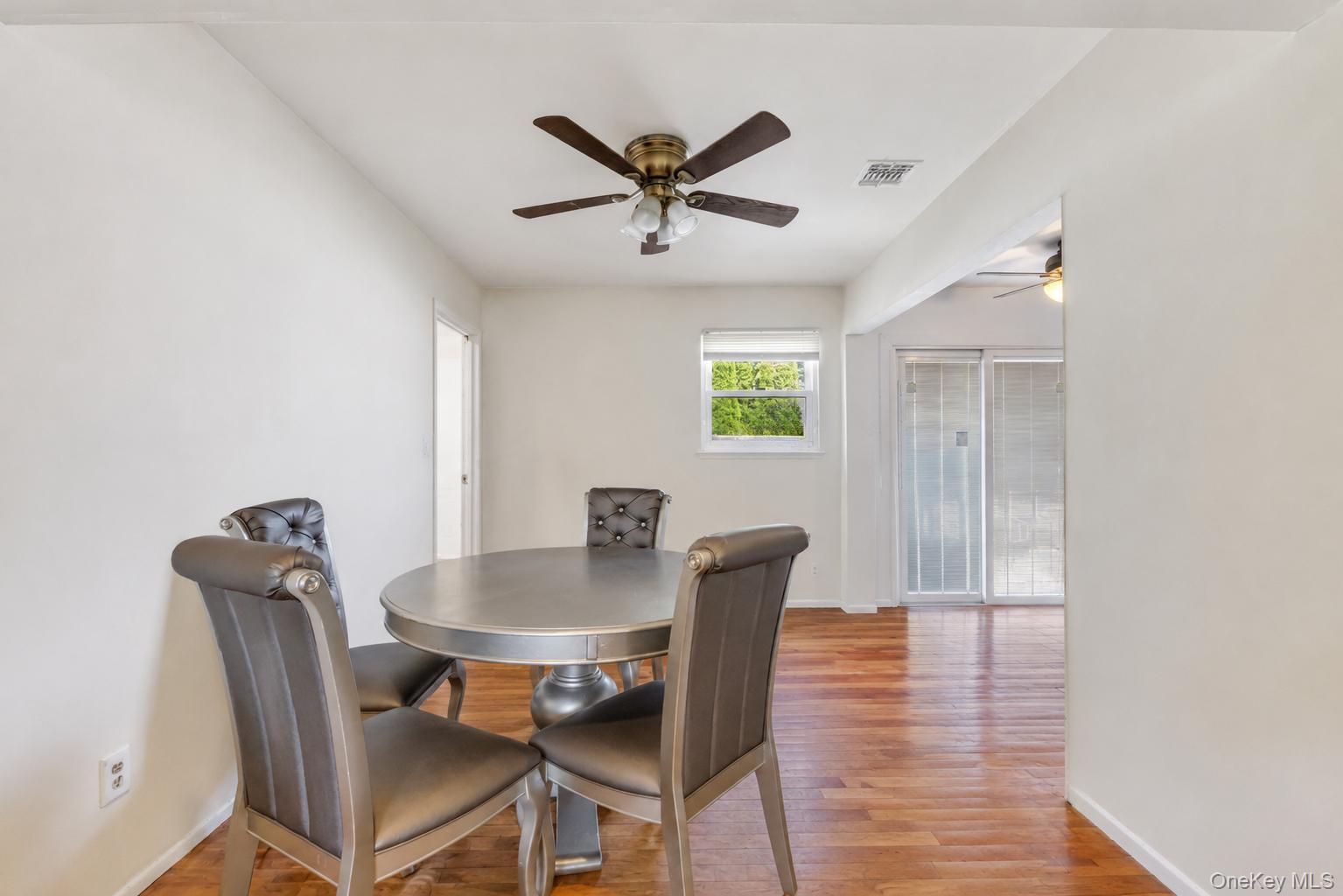 437 Commack Road Property Photo 21