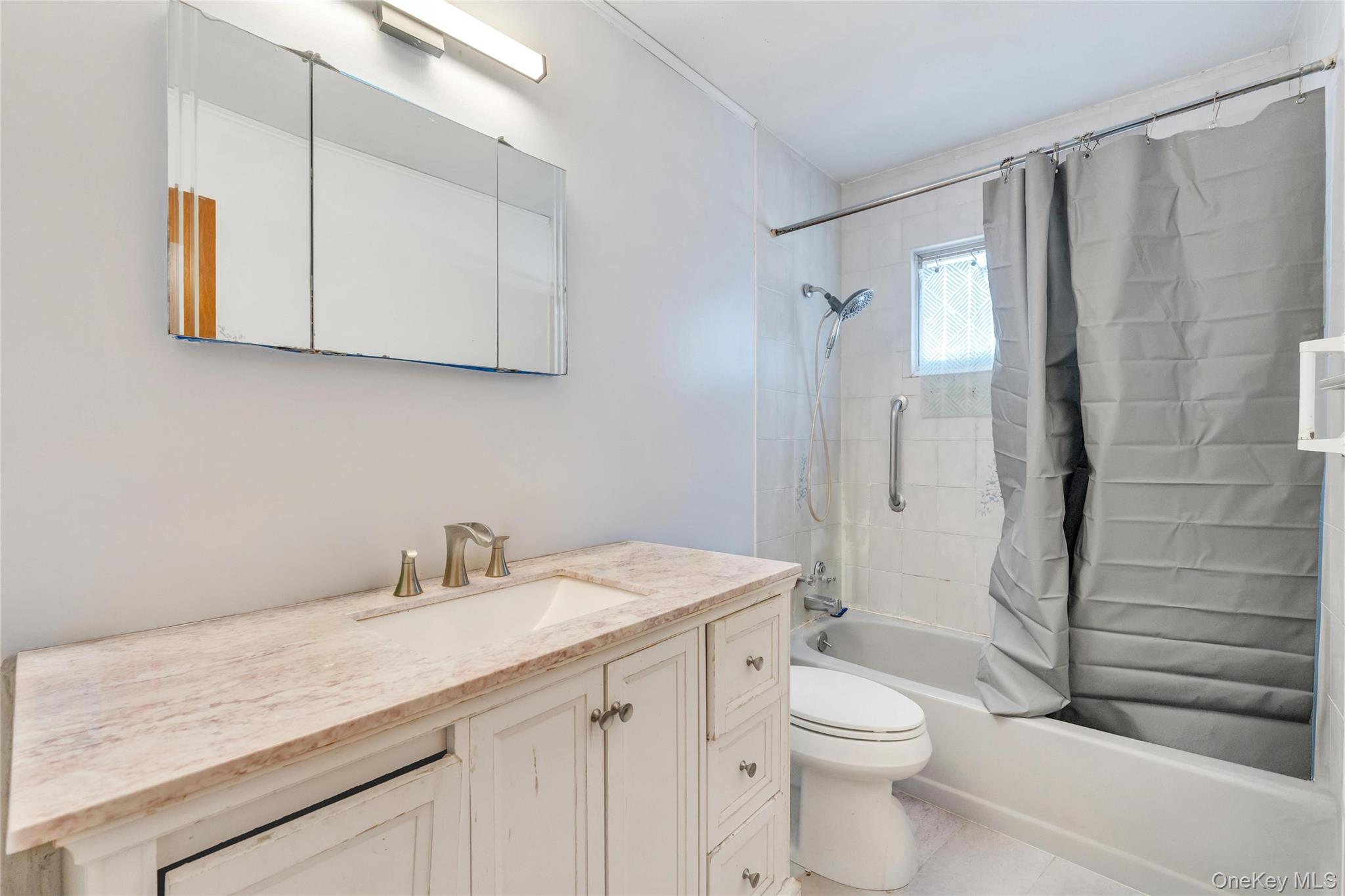 437 Commack Road Property Photo 25