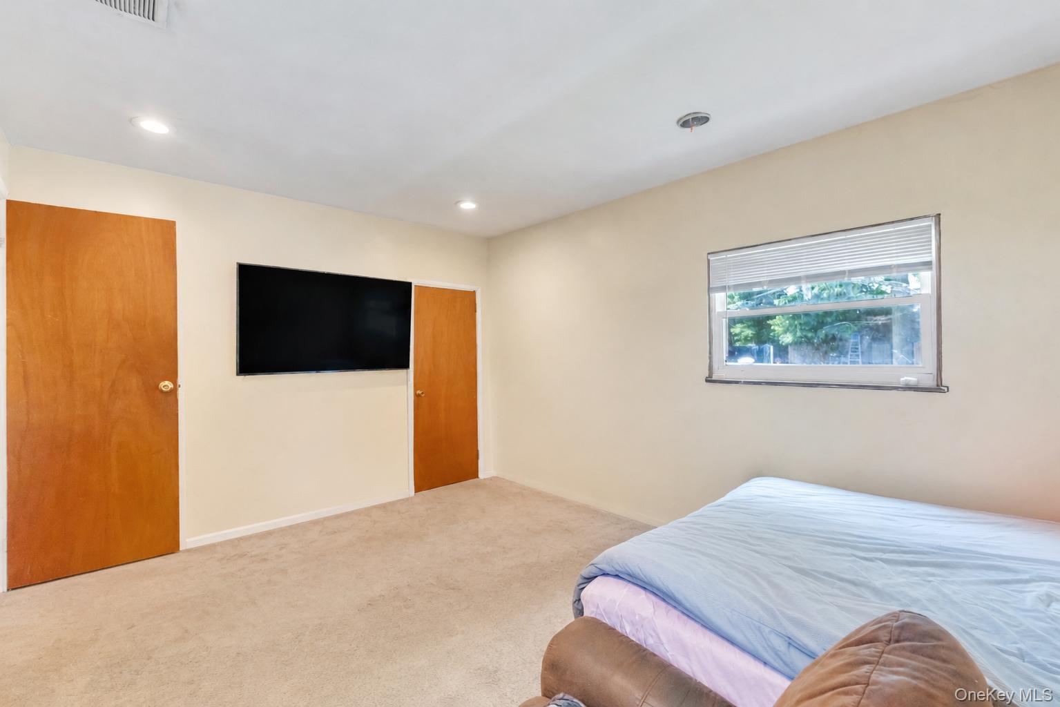 437 Commack Road Property Photo 30