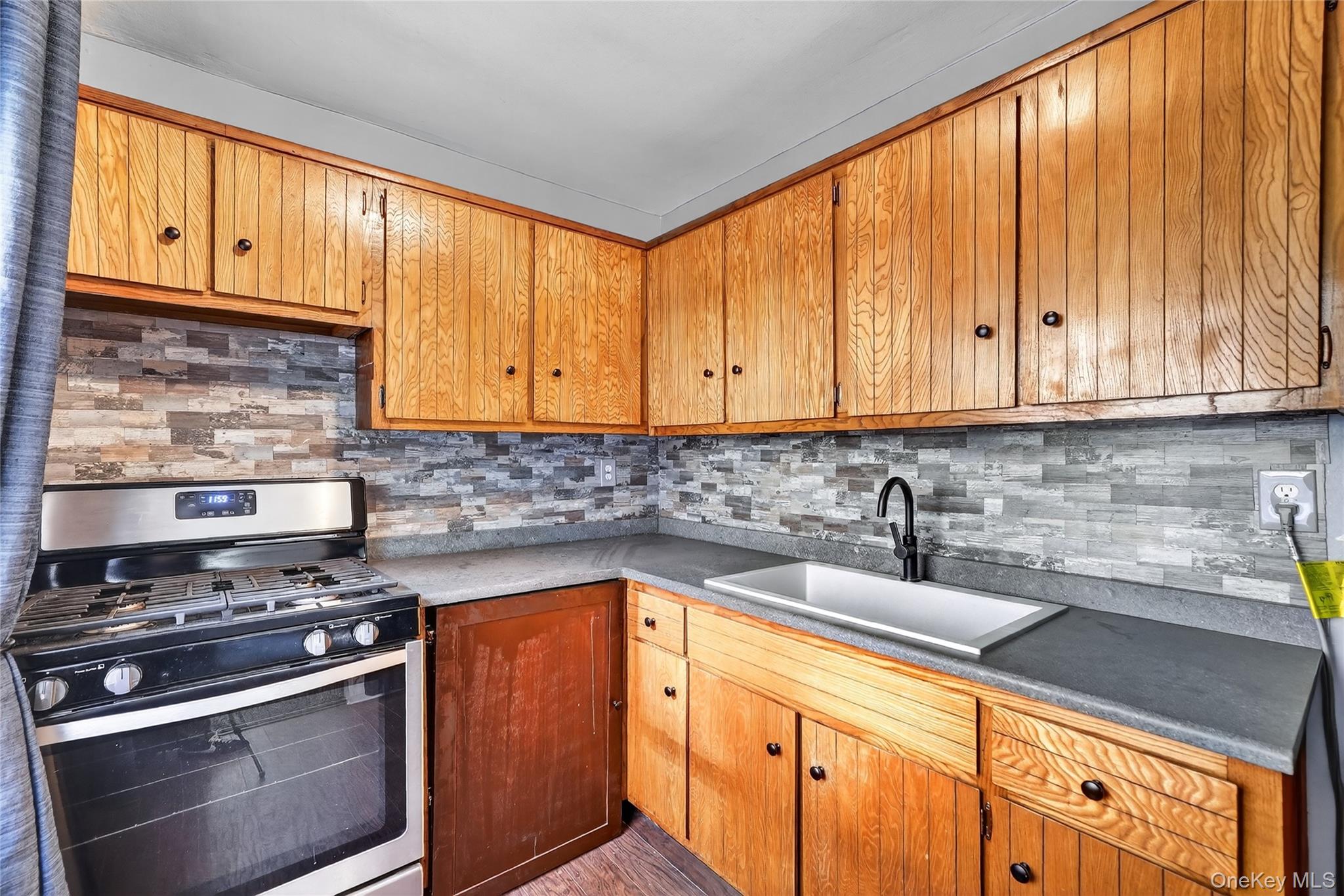 25 Franklin Avenue 2k Property Photo 6
