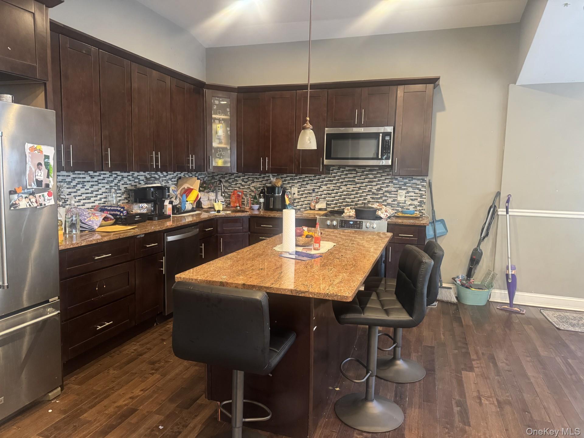 75 Gates Avenue Property Photo 5
