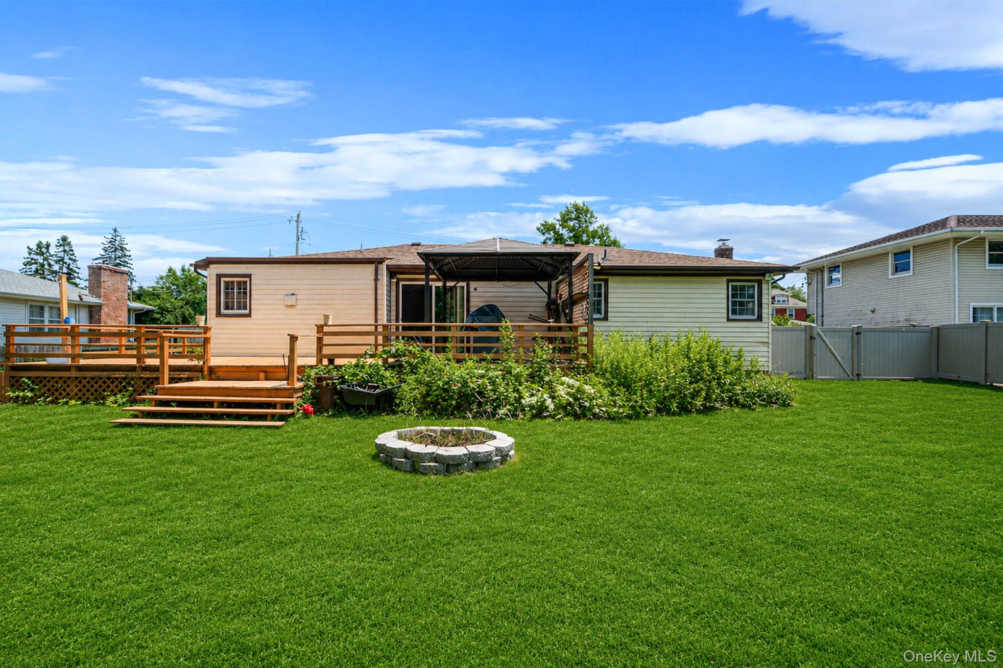 190 Bay Avenue Property Photo 4