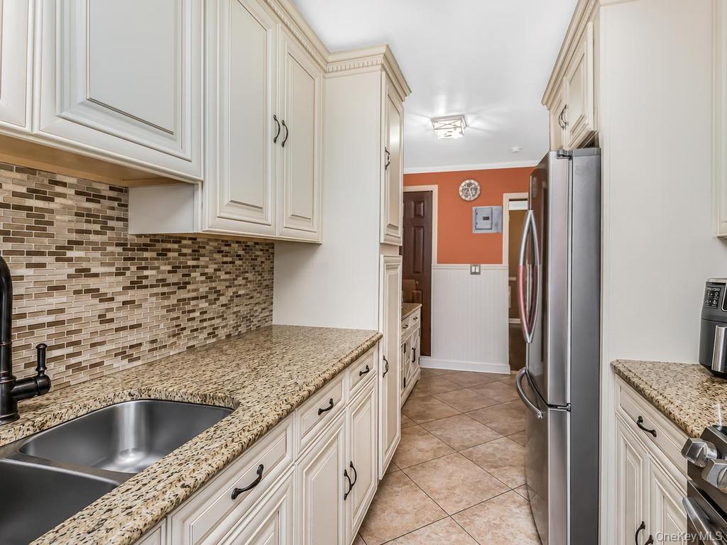 480 Riverdale Avenue 6h Property Photo 6