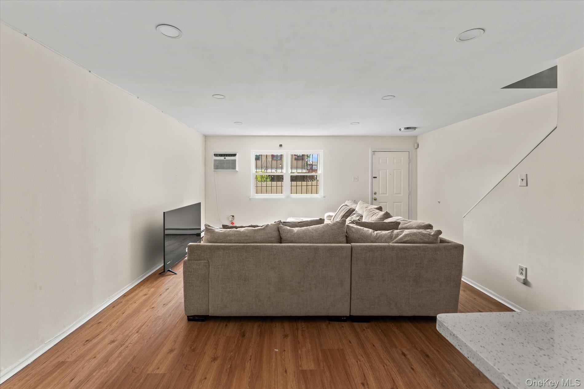 534 Warwick Street Property Photo 5