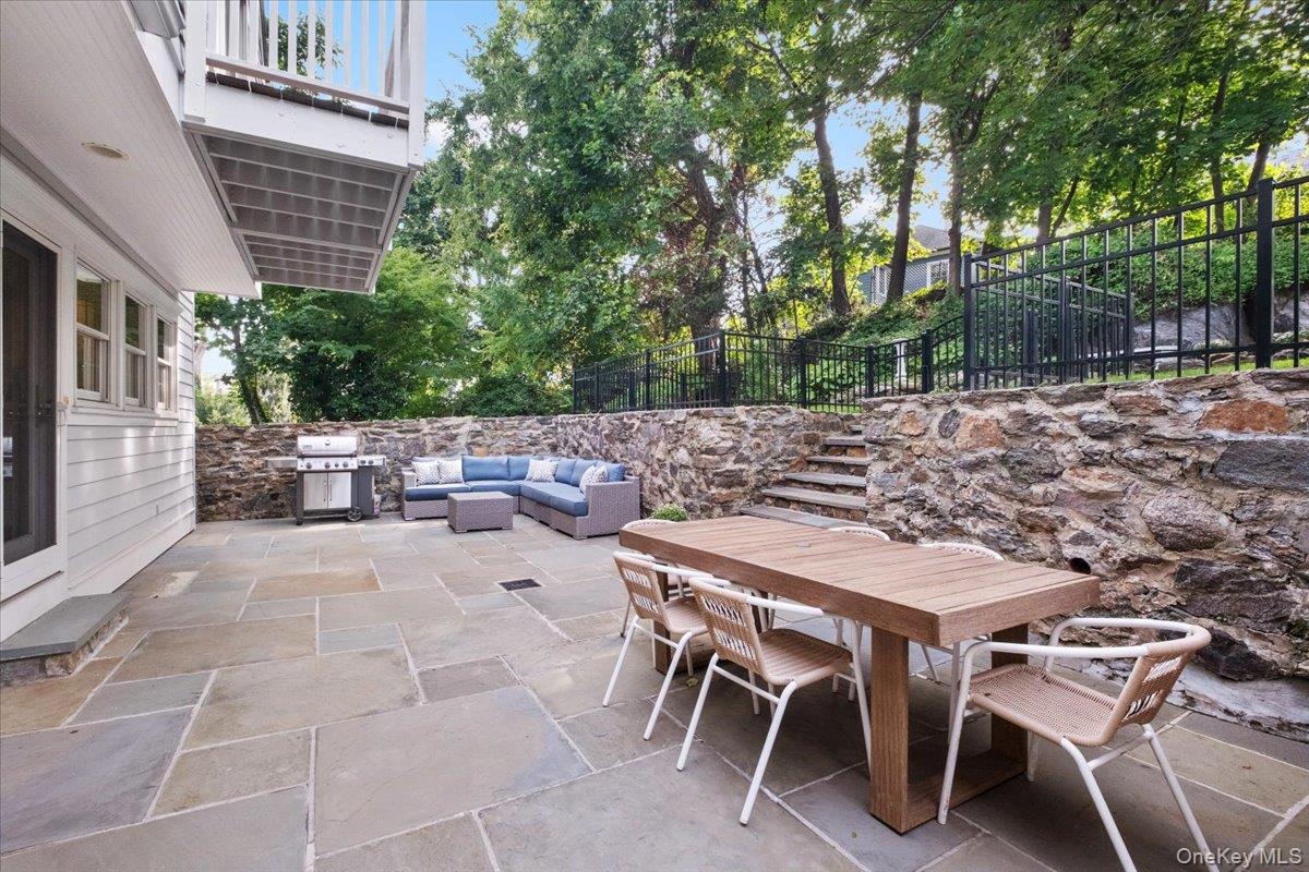 8 Lyons Place Property Photo 4