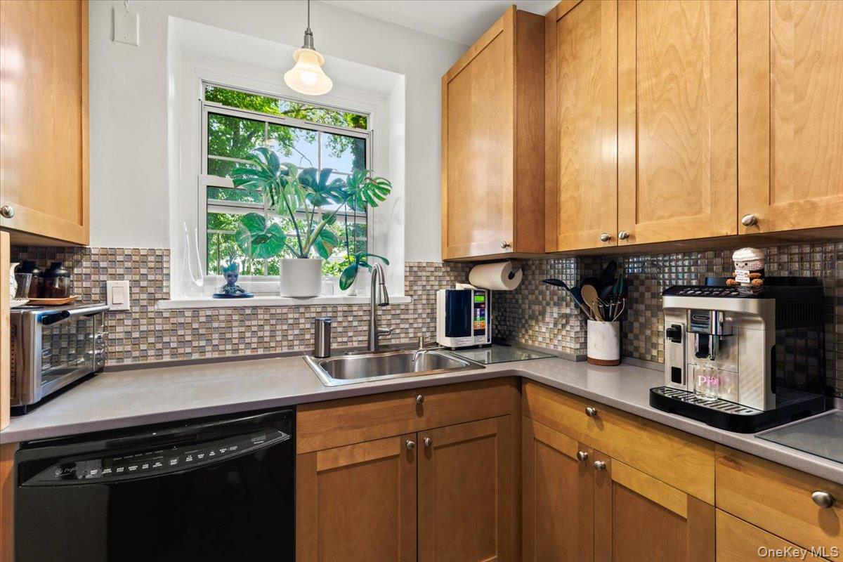1360 Midland Avenue Te Property Photo 13