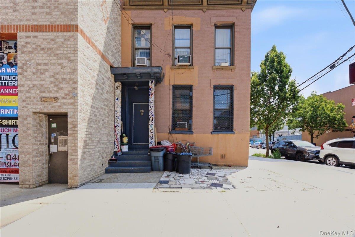 320 Jackson Avenue Property Photo 2