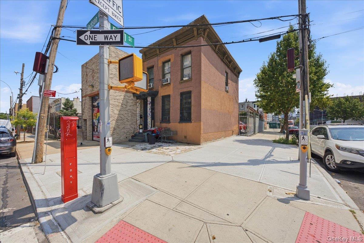 320 Jackson Avenue Property Photo 4