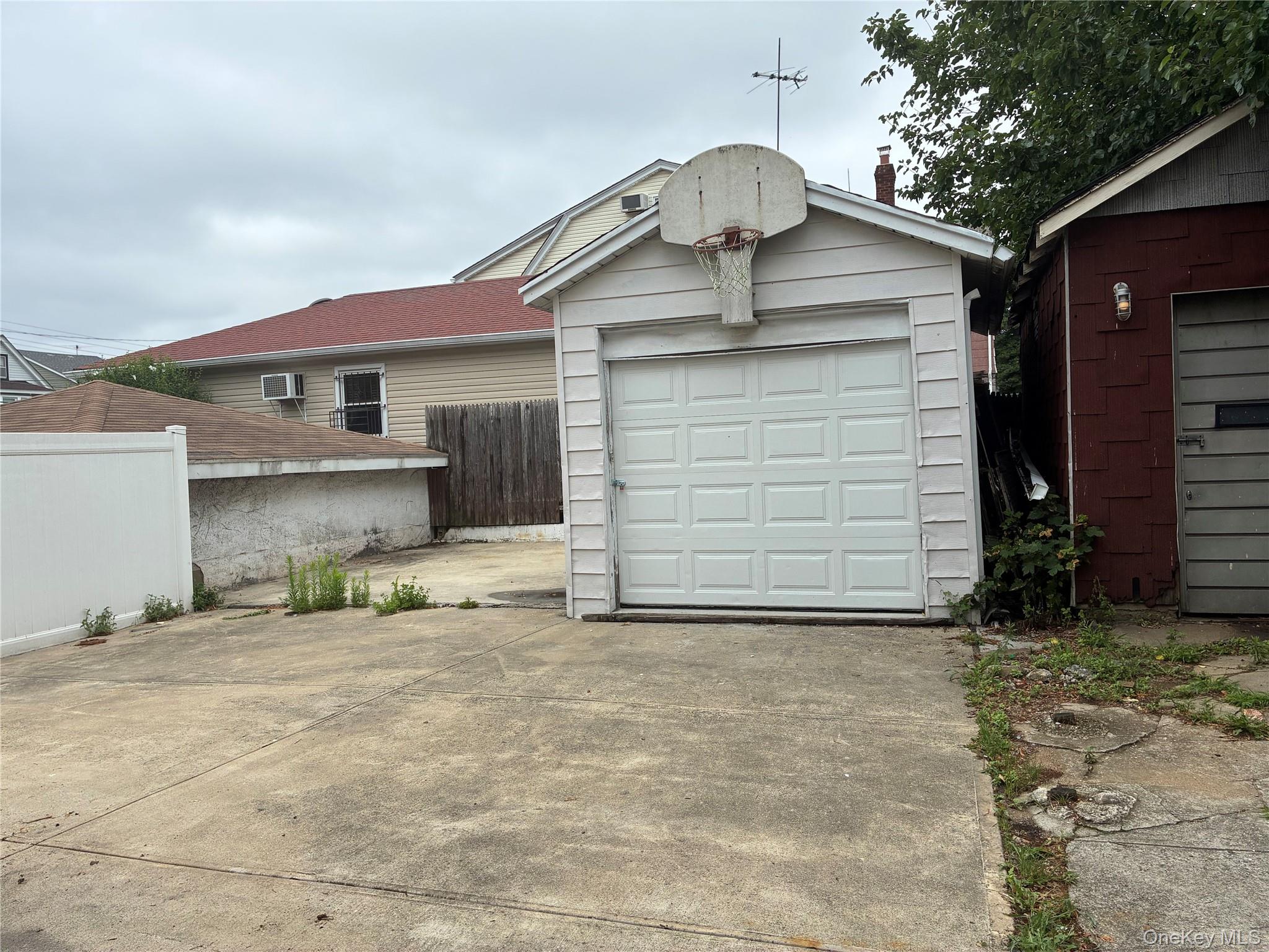 12105 Linden Boulevard Property Photo 4