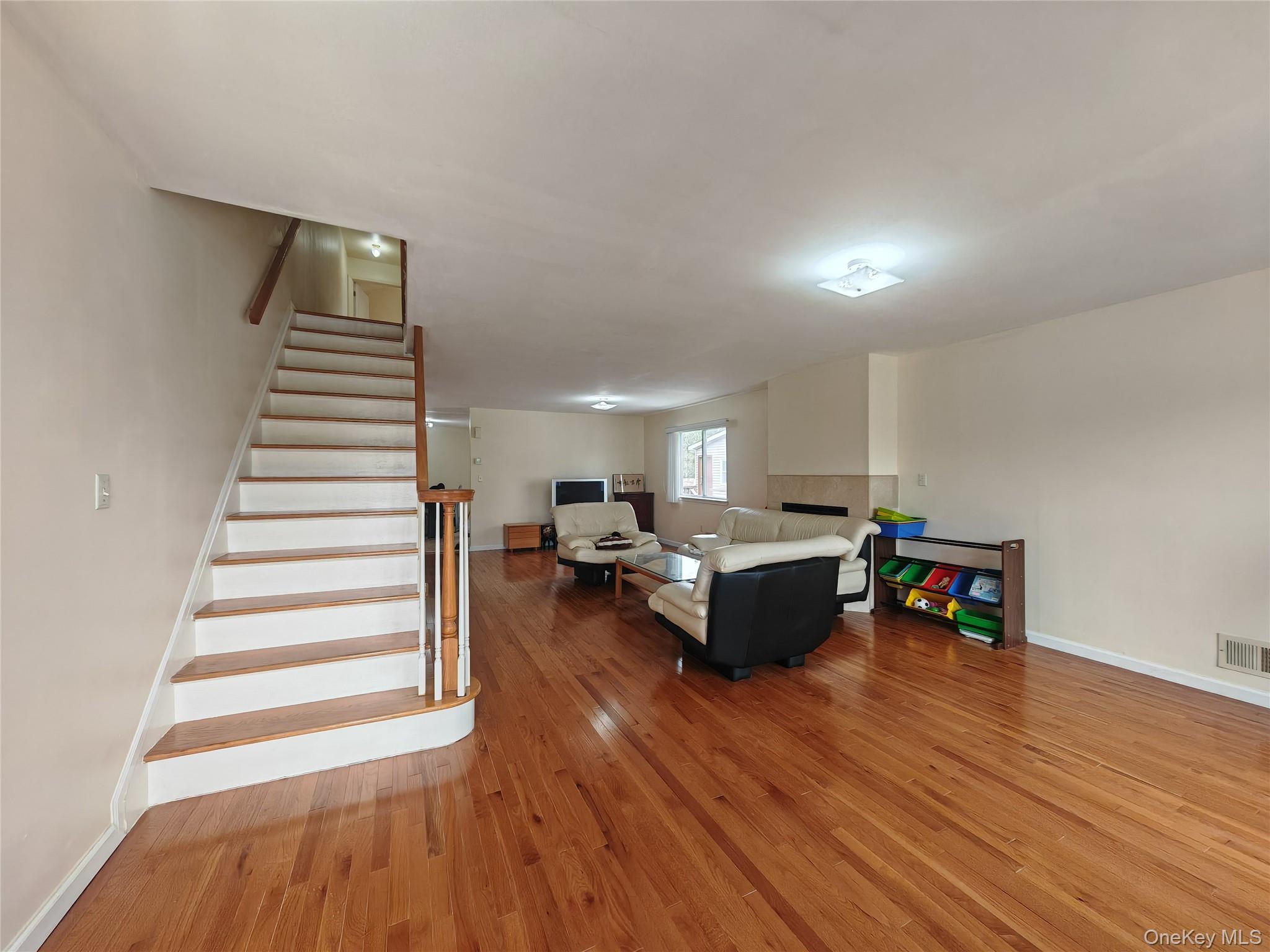 558 Eltingville Boulevard Property Photo 2
