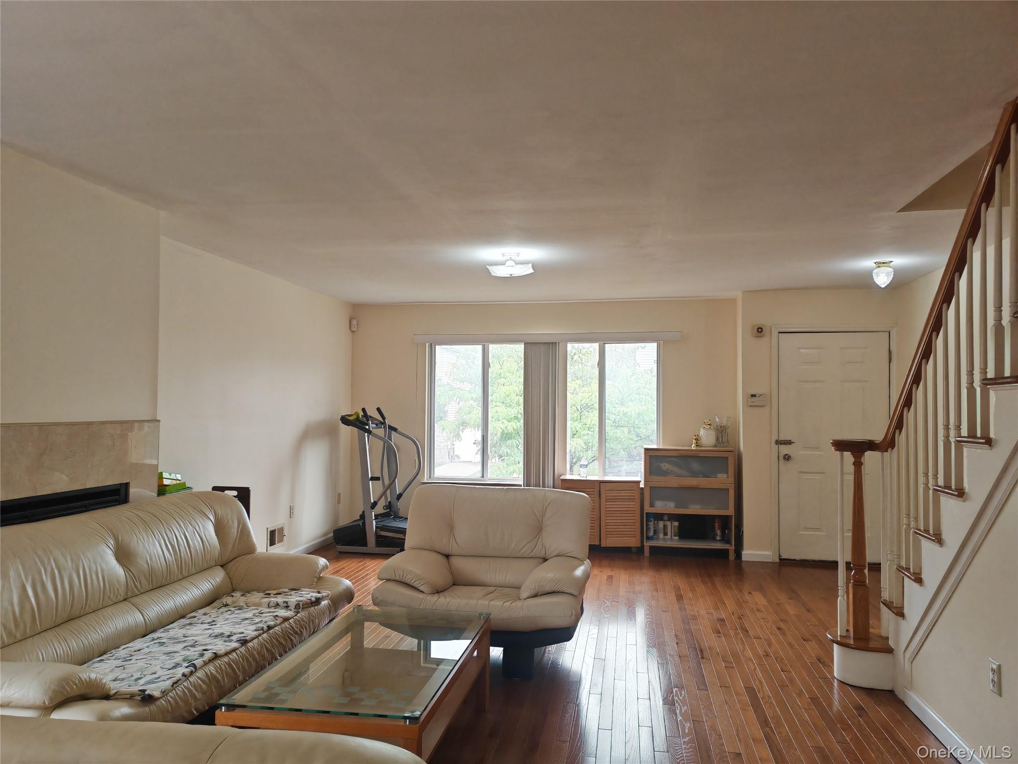 558 Eltingville Boulevard Property Photo 3