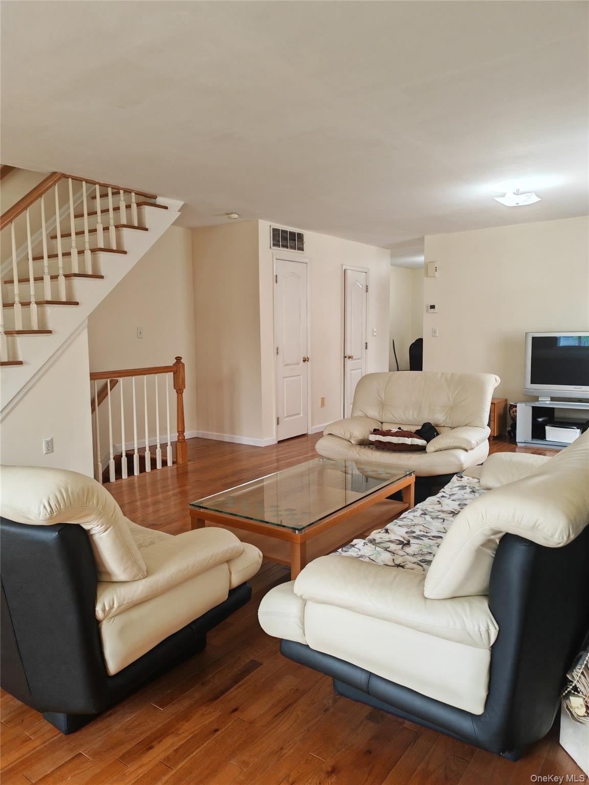 558 Eltingville Boulevard Property Photo 4