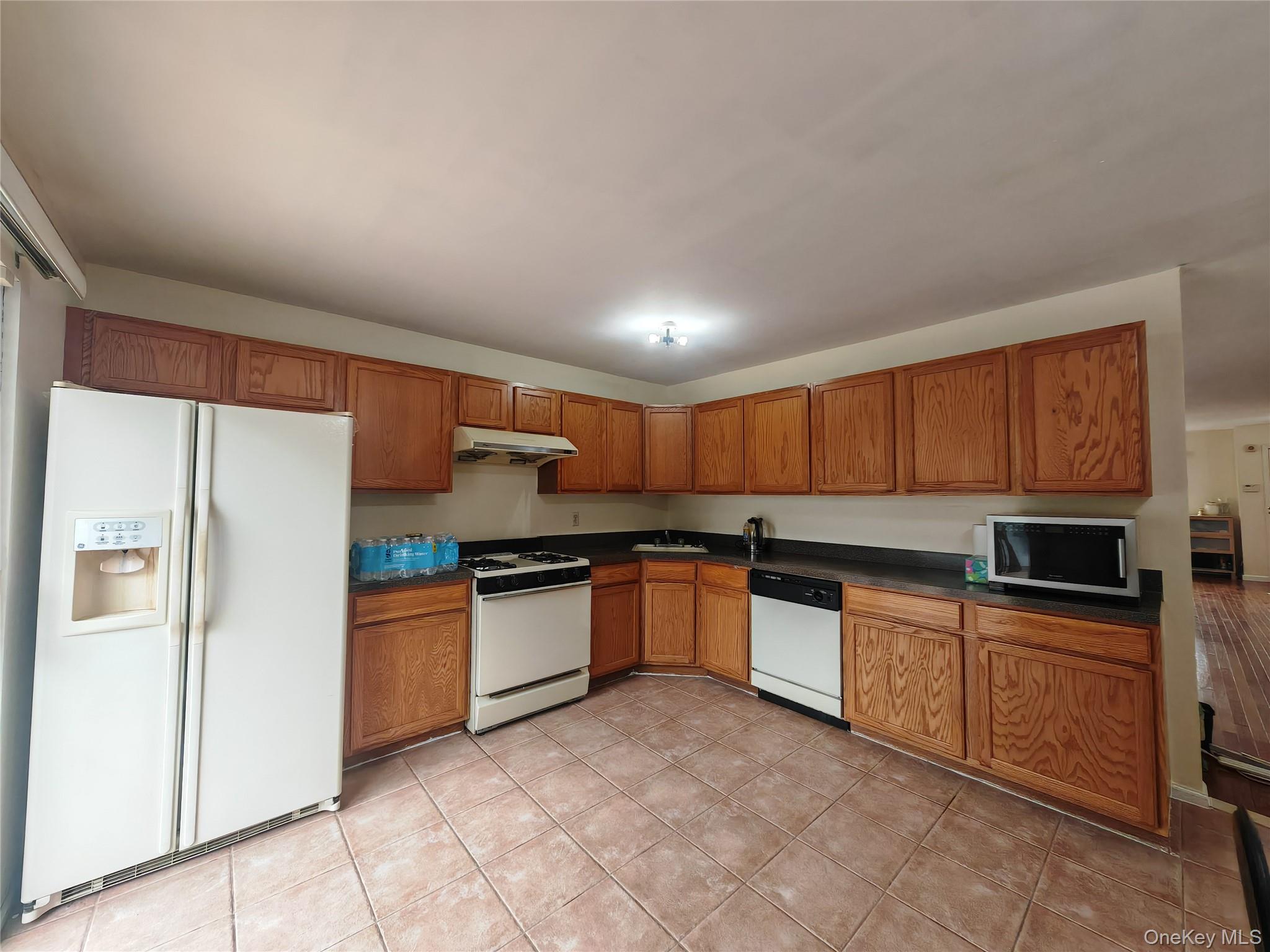 558 Eltingville Boulevard Property Photo 5