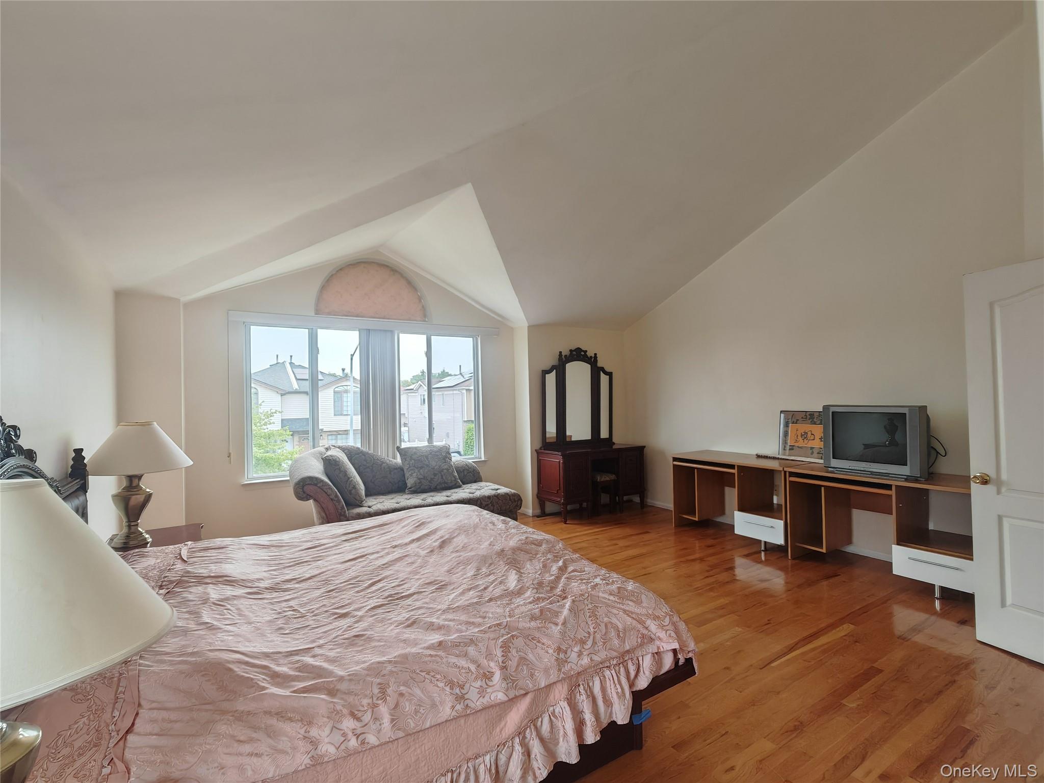558 Eltingville Boulevard Property Photo 10