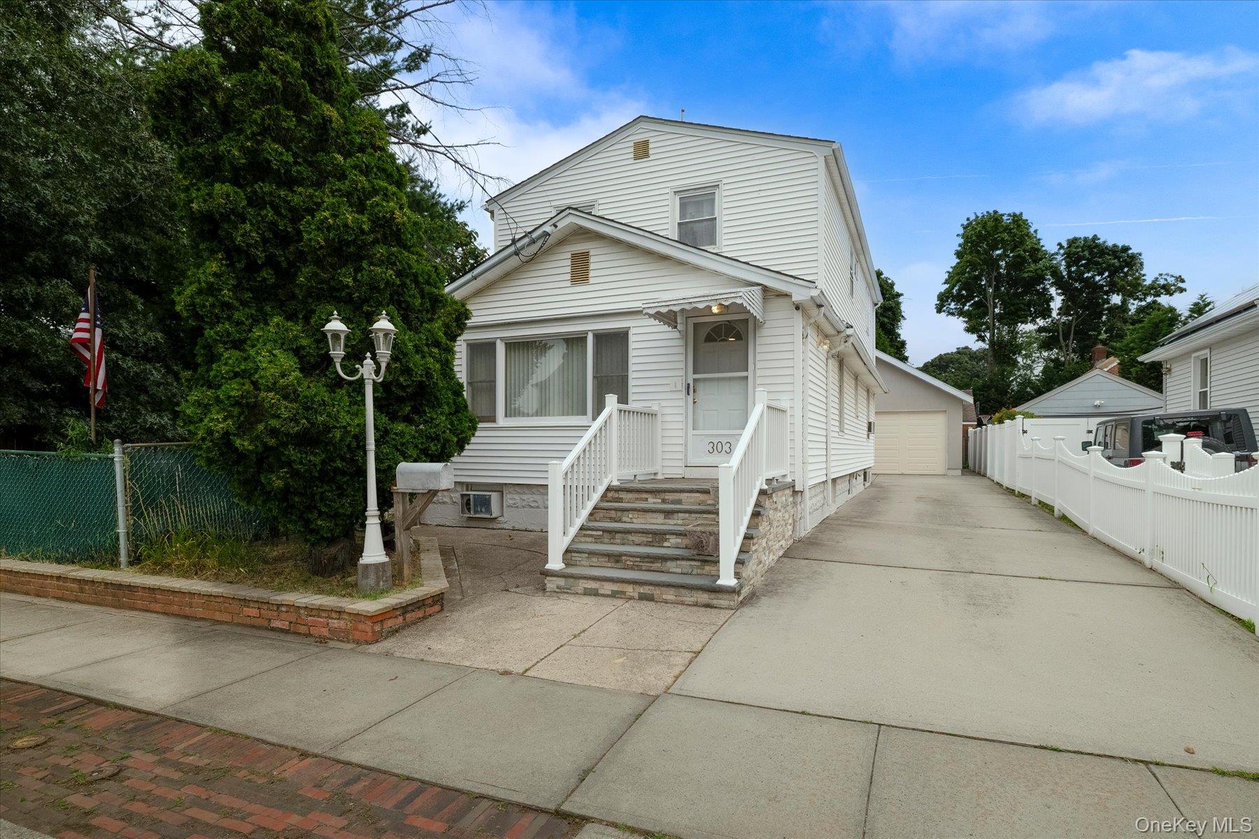 303 Oceanside Parkway Property Photo 2