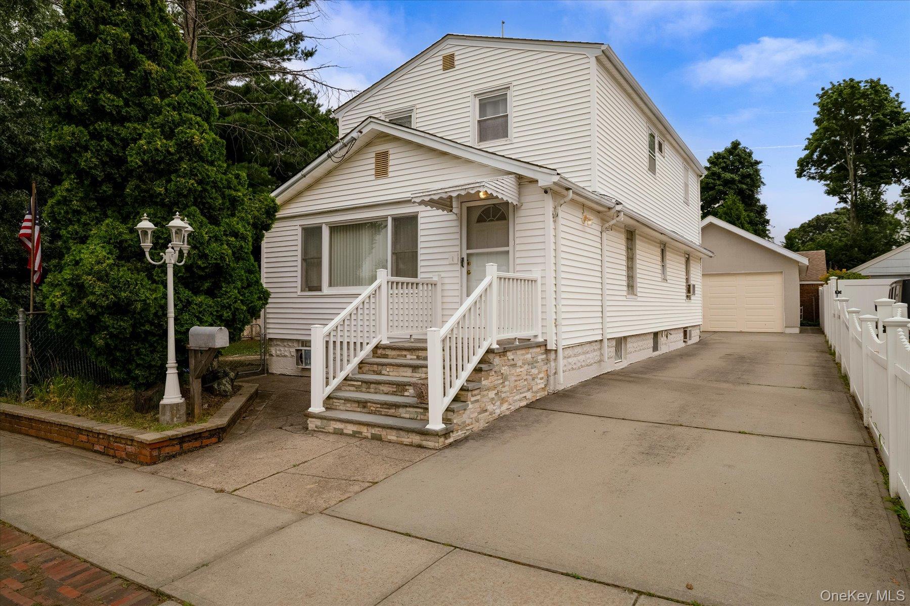 303 Oceanside Parkway Property Photo 3