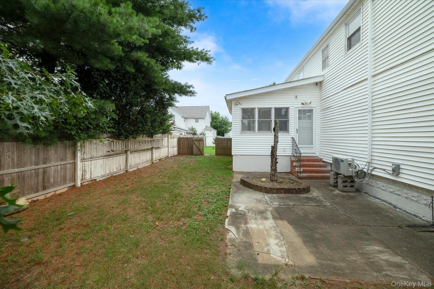303 Oceanside Parkway Property Photo 8