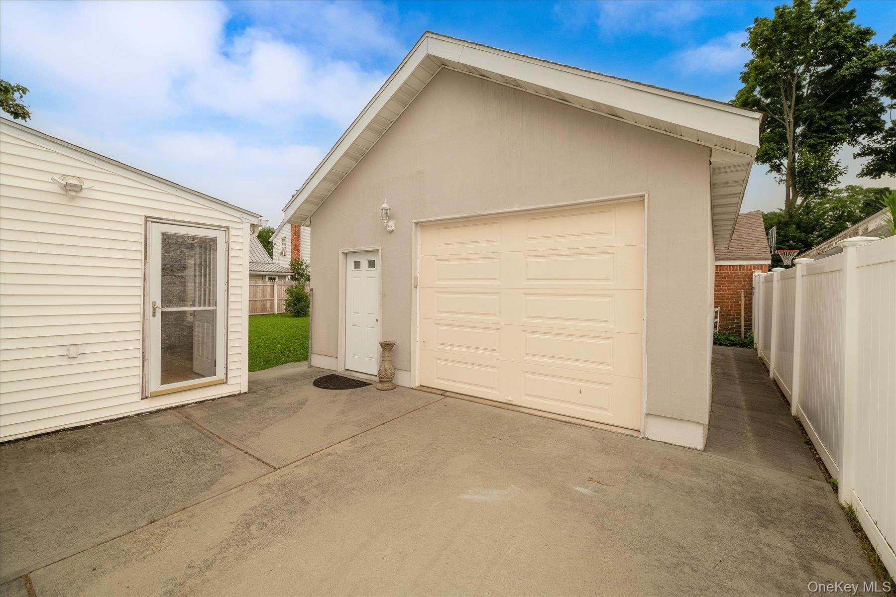303 Oceanside Parkway Property Photo 9
