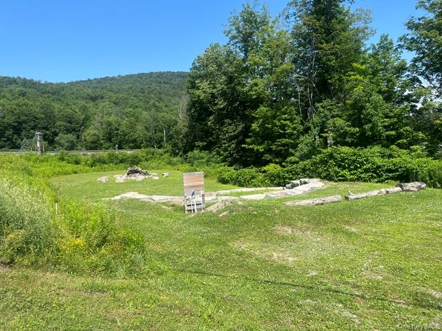 17 Cherry Plain Square Property Photo 5