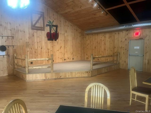 17 Cherry Plain Square Property Photo 14