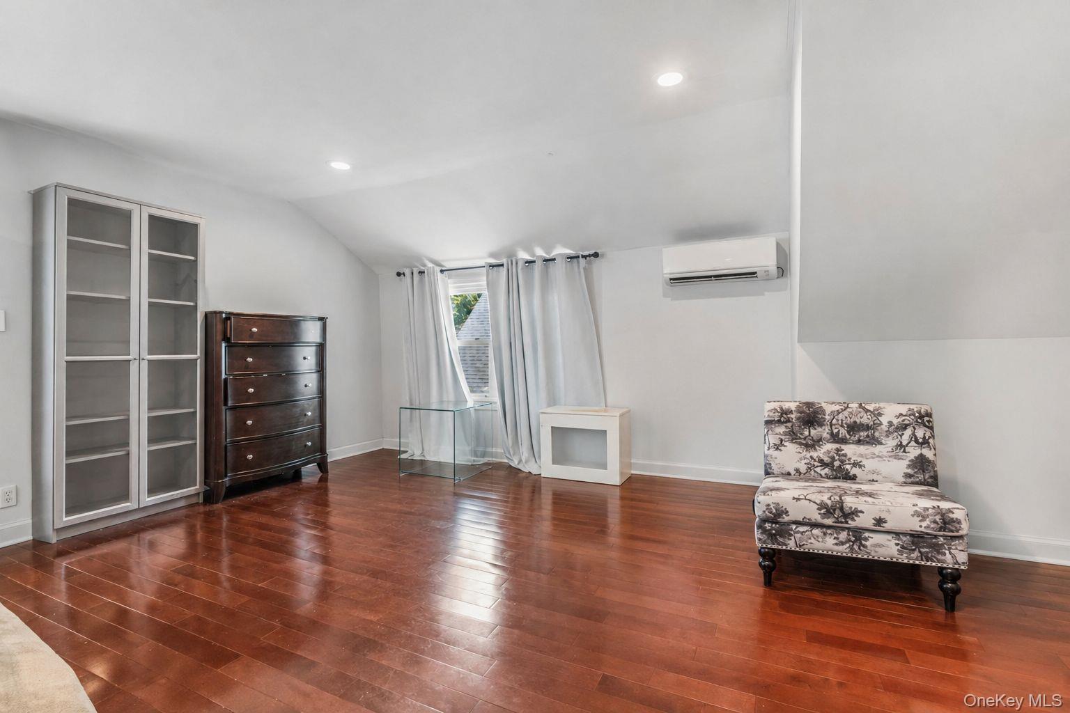 995 Kings Parkway Property Photo 14