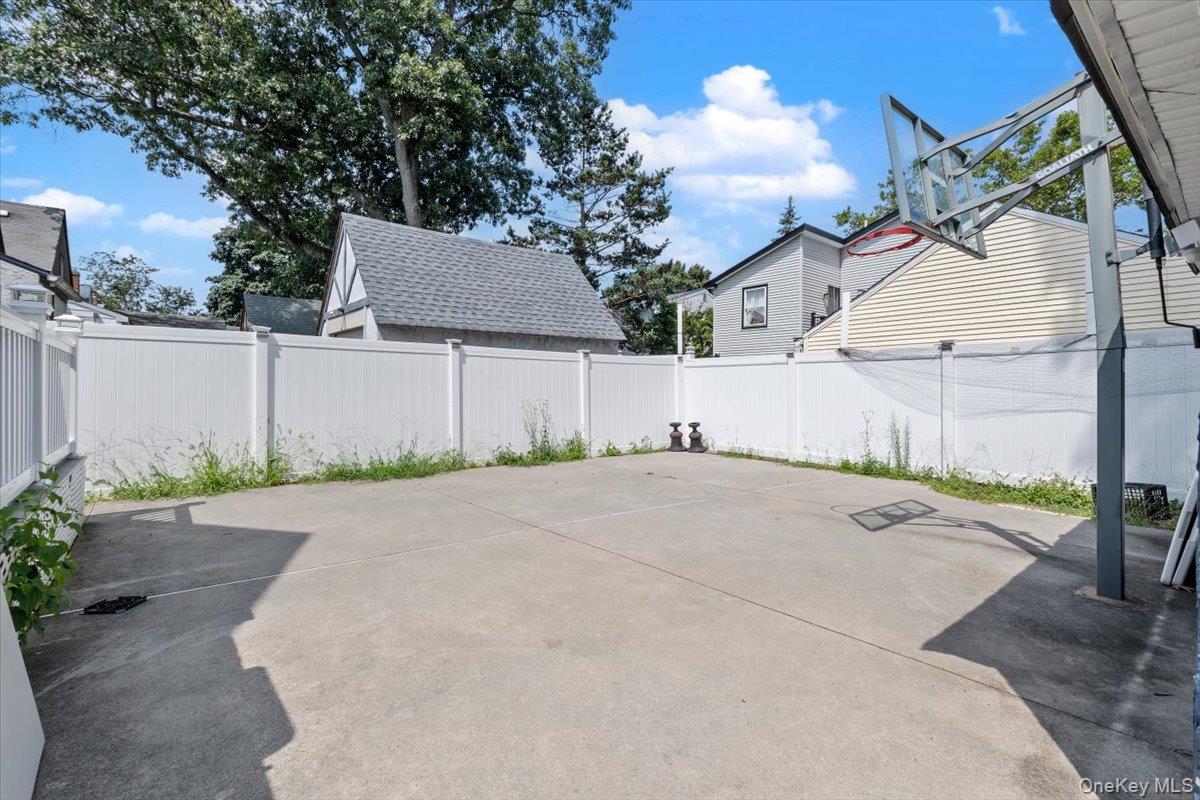 995 Kings Parkway Property Photo 31