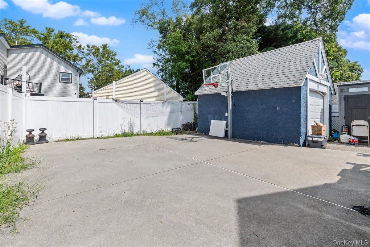995 Kings Parkway Property Photo 33