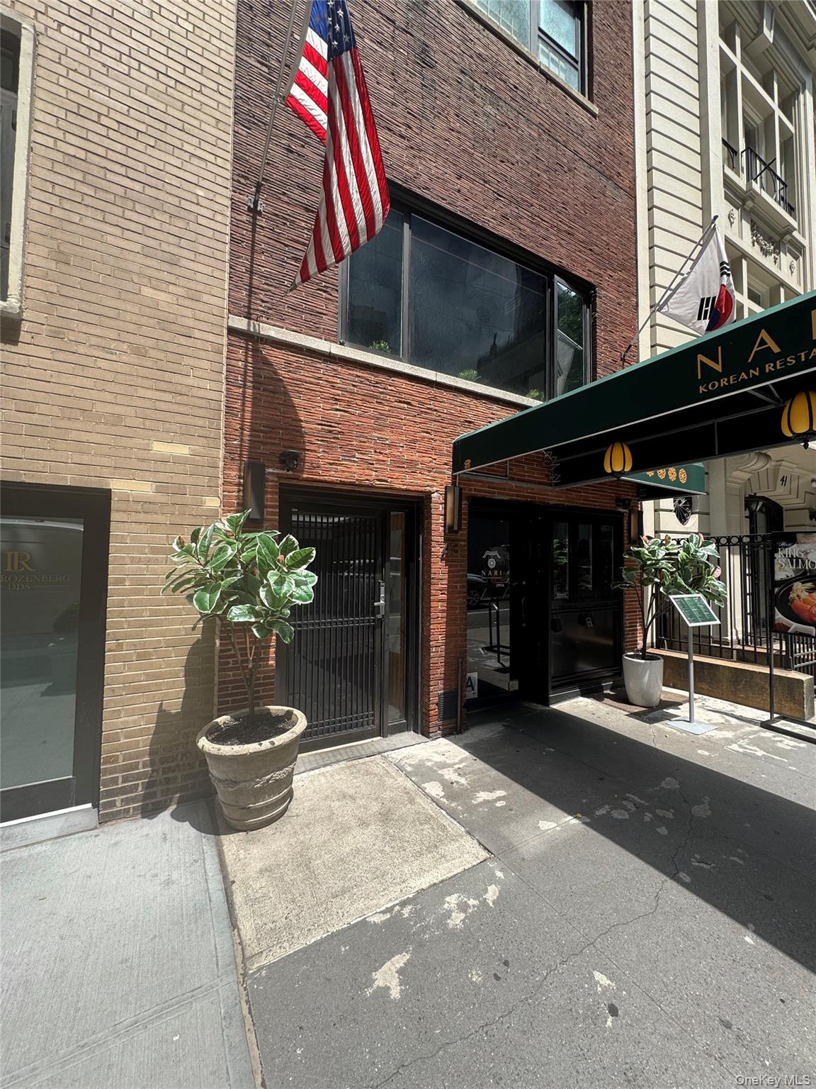 43 W 54th Street Property Photo 3