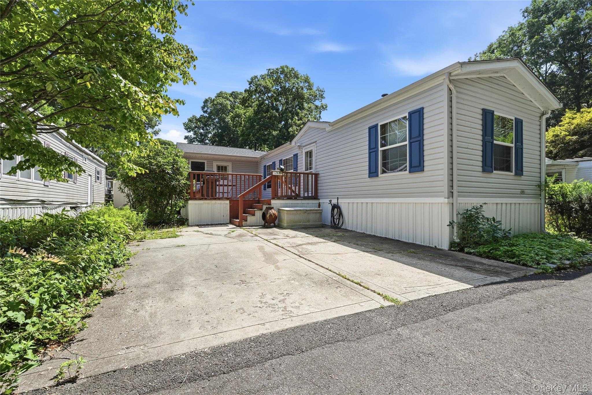 658-a11 Sound Avenue Property Photo 2
